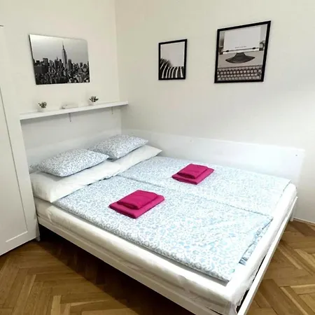 Apartman Side Street